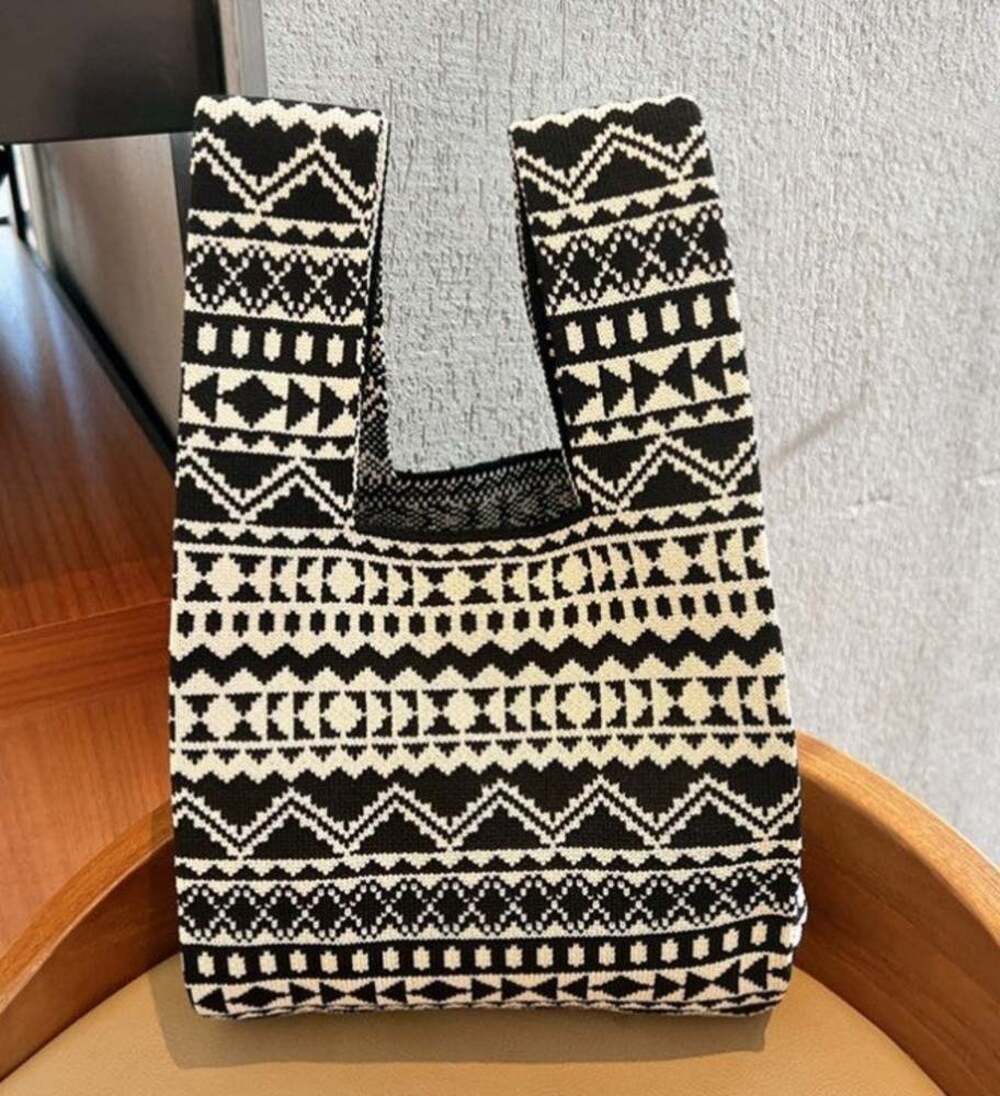 Geometric Pattern Purse In Black - Picture 2 of 3